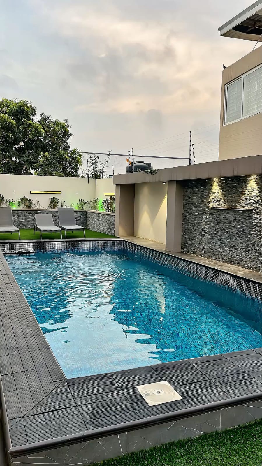 Бассейн в загородном доме