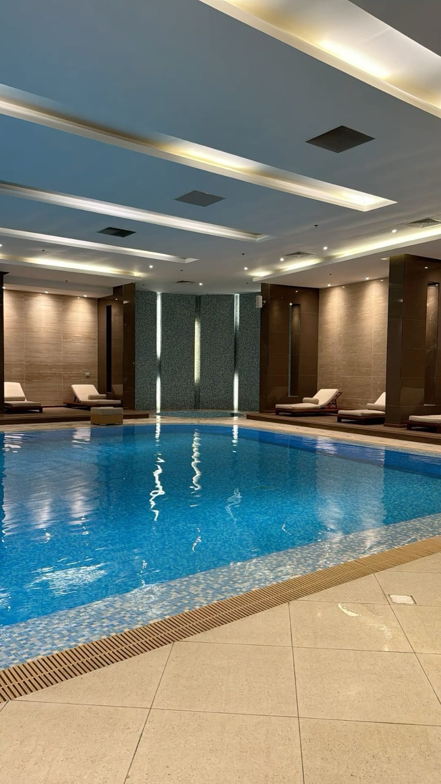 Крытый бассейн в СПА-комплексе